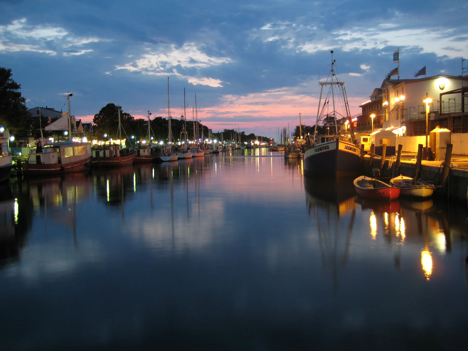 Alter Strom in Warnemünde am Abend