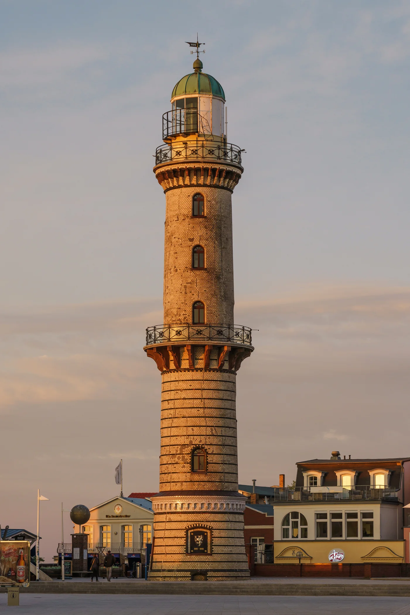 Leuchtturm in Warnemünde im Abendlicht